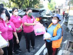 Bunda Rita Berbagi Kasih ke Petugas Kebersihan di Hari Kesatuan Gerak PKK