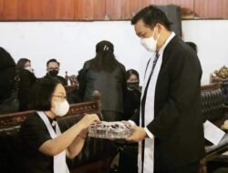 Penatua Steven Beribadah dan Melayani Jemaat di Perjamuan GMIM Bumorik