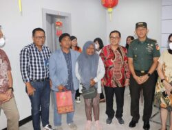 Disaksikan Rektor Sompie, Devid Tellusa Terima Bantuan UKT dari Presiden Jokowi