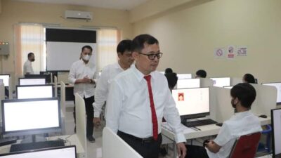 Berikan Semangat dan Motivasi, Rektor Berty Pantau Pelaksanaan UTBK Gelombang II