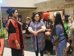 Ketua Dekranasda Sulut  Rita Tamuntuan dan Istri Panglima TNI Kunjungi Stand Pameran Kriyanusa Sulut