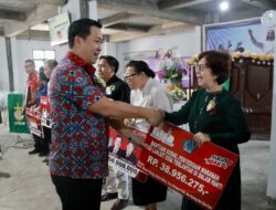 Wagub Kandouw Serahkan Bantuan Dana Hibah Untuk Enam Jemaat