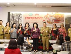 Ketua Dekranasda  Rita Tamuntuan Berharap Materi Kerajinan  Berguna Bagi Wirausaha