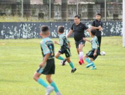 Cetak Gol Indah, Wagub Kandouw Asik Main Bola Bareng Pesepakbola Junior