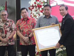 Hardiknas 2024, Gubernur Olly Terima Penghargaan Sebagai Tokoh Mapalus Pendidikan