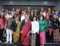 Kenakan Pakaian Adat Nusantara,Direktur Alelo Bacakan Sambutan Mendikbud di Upacara Hardiknas