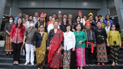 Kenakan Pakaian Adat Nusantara,Direktur Alelo Bacakan Sambutan Mendikbud di Upacara Hardiknas