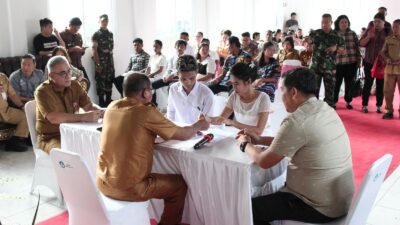 11 Pasangan Warga Asal Pulau Ruang Kawin Masal Dengan Saksi Pencatatan Sipil Wagub Kandouw 