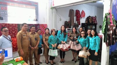 Tas Anyaman Dekranasda  Kabupaten Mitra Diborong dr Devi Tanos