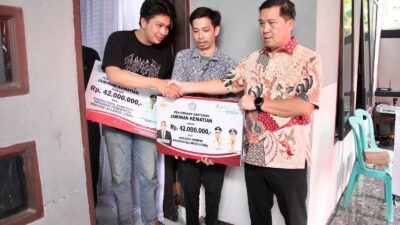 Wagub Steven Melayat ke Rumah Duka Almarhum Penatua Aprelita Pasla