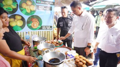 Merakyat, ADT  Blusukan di Pasar Girian dan Winenet,  Berdialog Hingga Beli Jualan Pedagang 