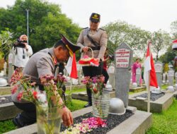 Jelang Hari Bhayangkara, Kapolri Ziarah ke Makam BJ Habibie Hingga Hoegeng
