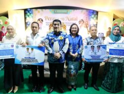 Apresiasi Toleransi Beragama, Gubernur Yulius Gelar Safari Natal dan Serahkan Bantuan