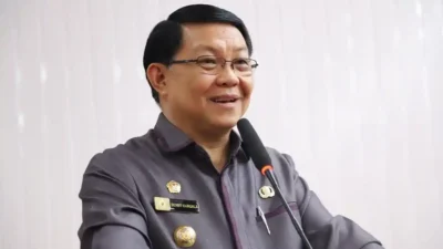 Murni Cuaca Ekstrem ,Gubernur Yulius  Tunda Perjalanan Safari Natal  di Kepulauan