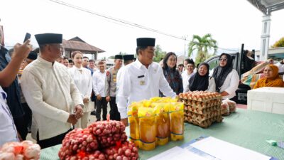 Gubernur Yulius Tinjau Gerakan Pangan Murah di Tutuyan dan Cek Harga Bawang hingga Ayam