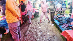 Jelang Idul Fitri, Pasar Rakyat Bolangitang Dipadati Warga Meski Berlumpur