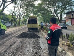 Jawab Keluhan Warga, Gubernur Yulius Pantau Pekerjaan Perbaikan Jalan Ir Soekarno