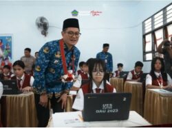 Bupati Joune Ganda Tinjau TKA SD Unklab, Dorong Pola Pikir Kritis Sejak Dini
