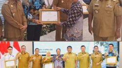 Didepan Gubernur Dan Walikota Bitung, Dirut Perumda Air Minum Alfred Salindeho Terima Penghargaan Dari BPKP Perwakilan Sulut 